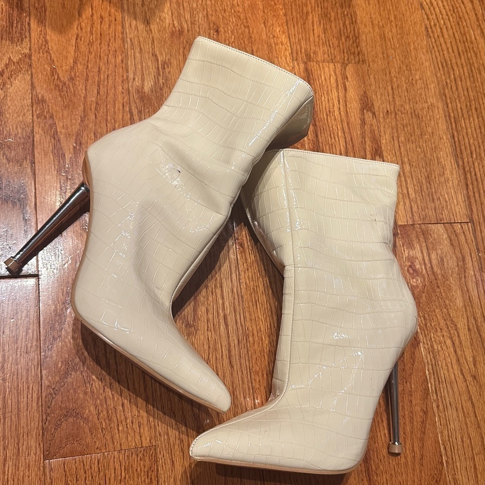 Chic Cream Ankle Boots with Stiletto Heel
Size 5.5